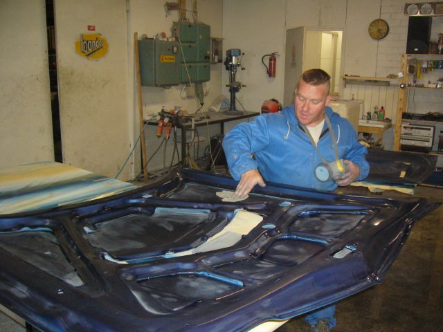 Konepellin lakan hiontaa