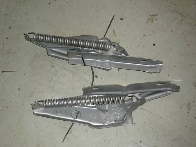 Konepellin saranat puhallettu