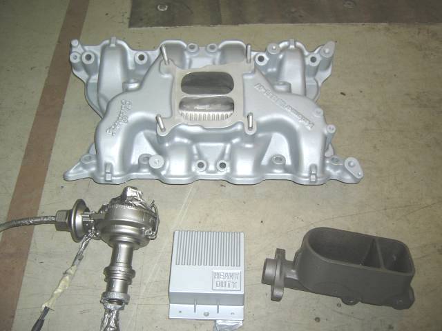 Maalattuja moottorinosia