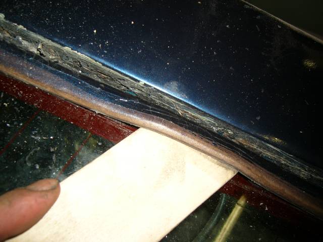 Sikamassan poistoa ikkunatiivisteest�