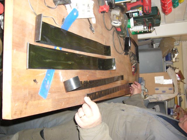 Tankin eristekumien liimausta