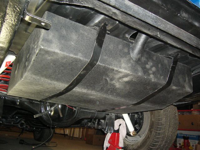 Tankki kiinnitetty auton alle