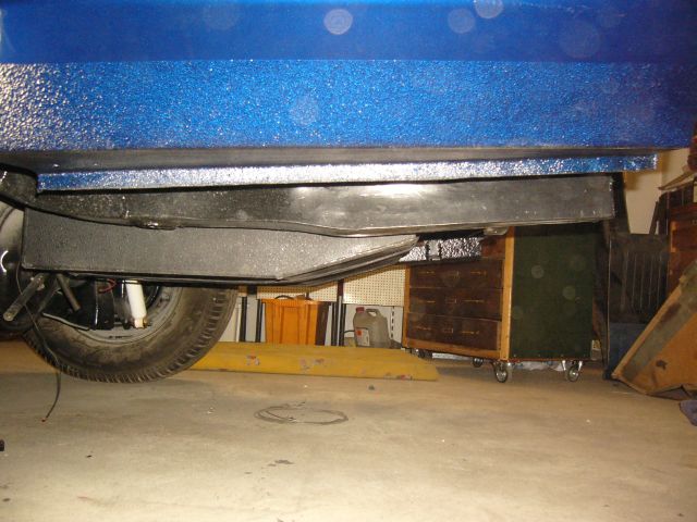 Auton alla oleva tankki sivusta