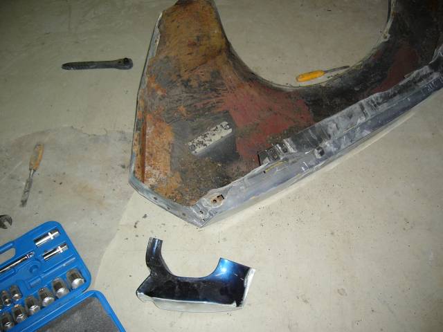 Vasen etulokasuoja putsauksessa