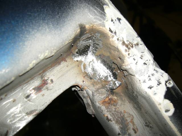 Vasen etulasin kulma paikattu