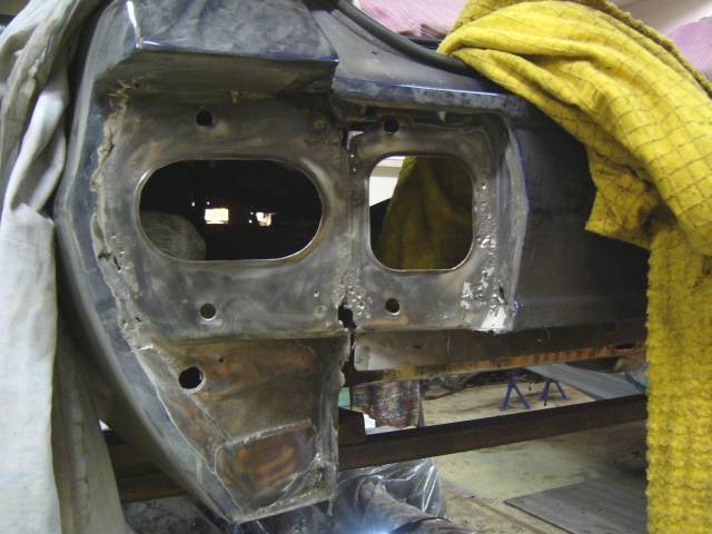 Vasen takavalopelti putsattu